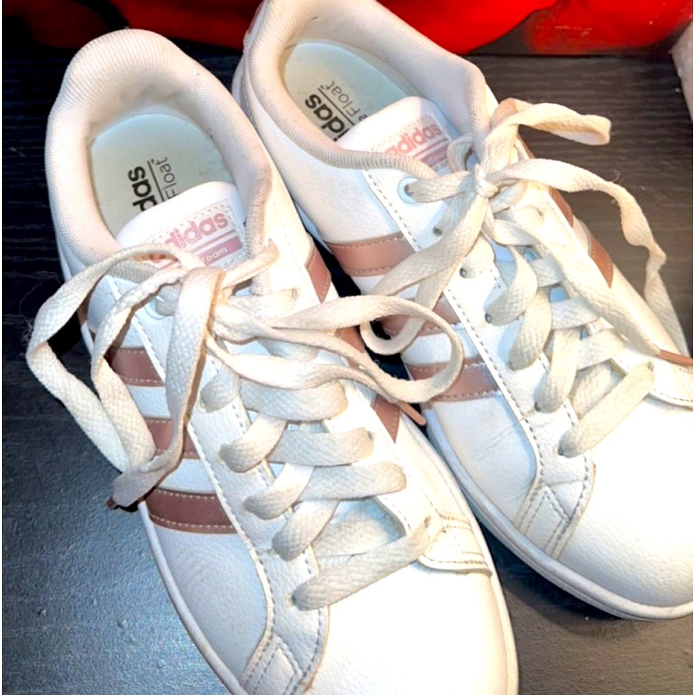 Women’s Size: 6 White & pink Adidas